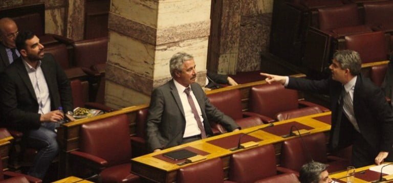 Βαριές εκφράσεις Κωνσταντινόπουλου – Κωνσταντινέα στη Βουλή