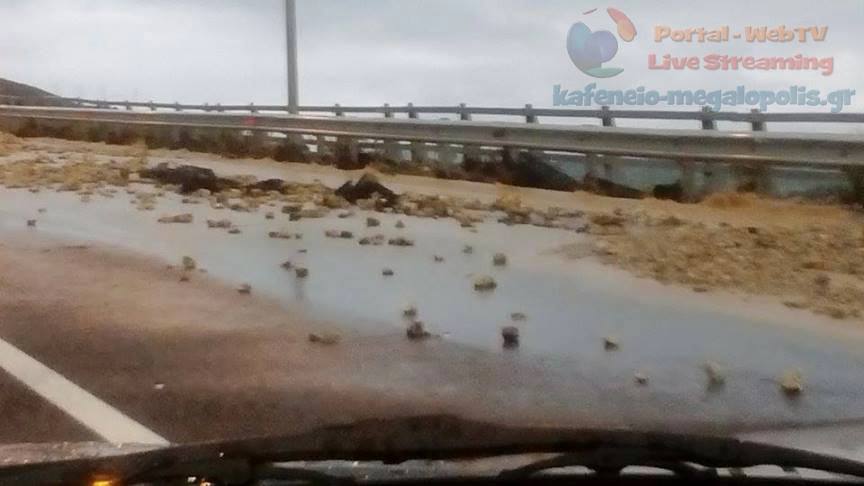 Έχει κλείσει από πέτρες και χώματα η εθνική οδός στο Ραψωμμάτη – Πιάστηκε στον ύπνο ο ΜΟΡΕΑΣ