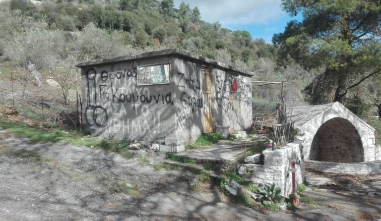 Ανεγκέφαλοι έβαψαν με σπρέι κτίρια στην Καρύταινα