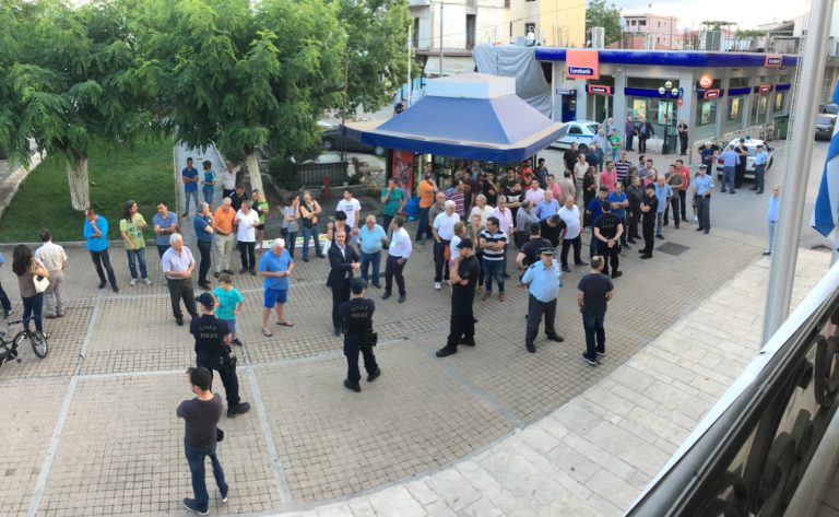 Ο Υπουργός κλεισμένος στο Δημαρχείο Μεγαλόπολης