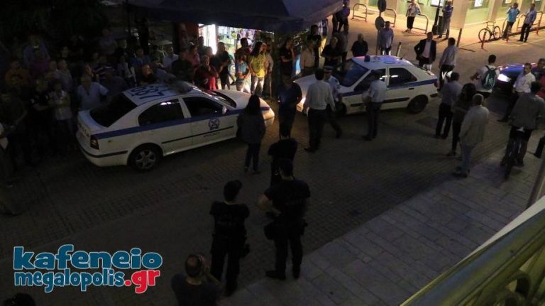 Επεισοδιακή αποχώρηση Σωκράτη Φάμελλου από την πίσω πόρτα του Δημαρχείου Μεγαλόπολης (Video)