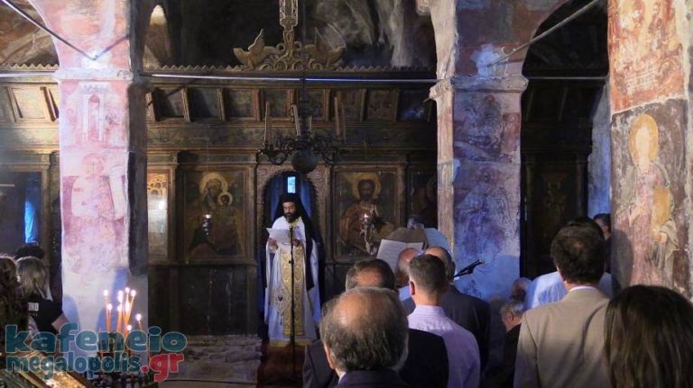 Θεία Λειτουργία στον Βυζαντινό Ναό Αγίου Νικολάου στην Καρύταινα στις 6 Δεκεμβρίου