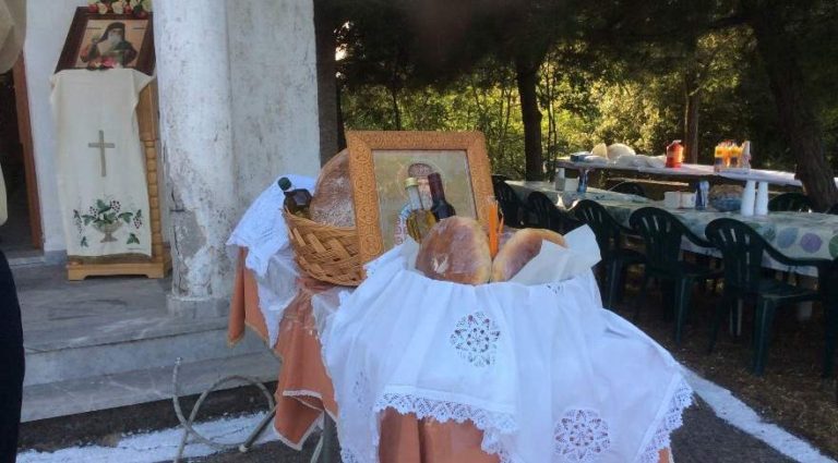 Θεία Λειτουργία στο γραφικό εκκλησάκι του Αγ. Νεκταρίου στο Ίσαρη το Σάββατο 1η  Σεπτεμβρίου