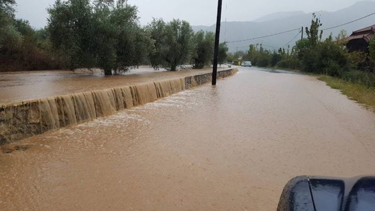 Πλημμύρες και “αυθαίρετες παρεμβάσεις” απειλούν την Καμάρα