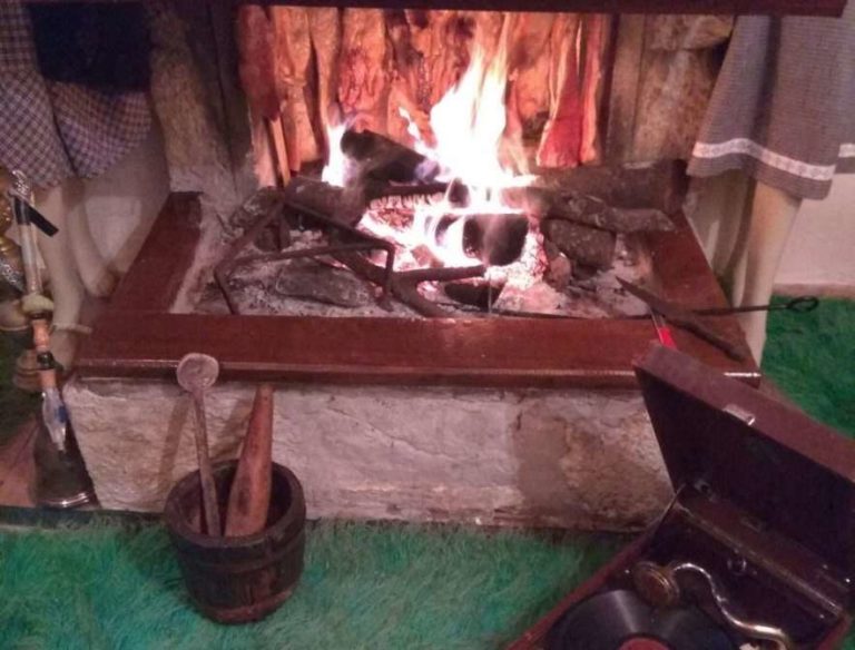 Παραδοσιακό κάπνισμα Γουρουνιού στο τζάκι στην Καμάρα