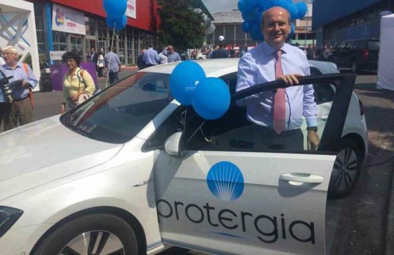 Σάλος με τις φωτογραφίες του Χατζηδάκη στην Protergia