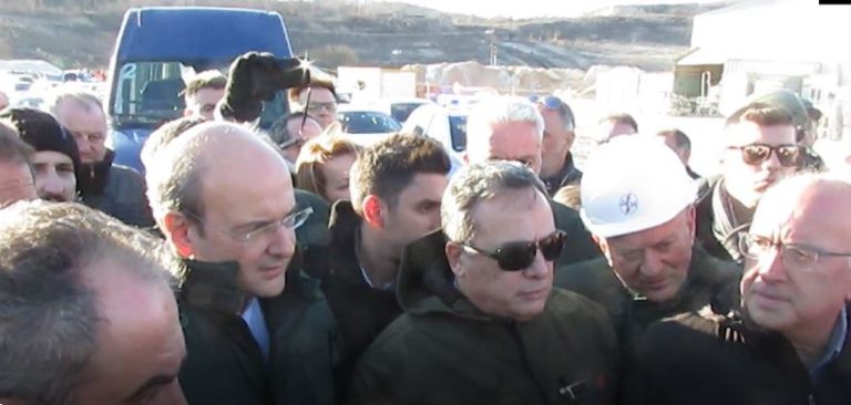 Με μαύρες σημαίες, με μαντινάδες, γιουχαΐσματα υποδέχτηκαν εργαζόμενοι της ΔΕΗ, εκπρόσωποι συνδικαλιστικών σωματείων, τον Υπουργό Περιβάλλοντος και Ενέργειας