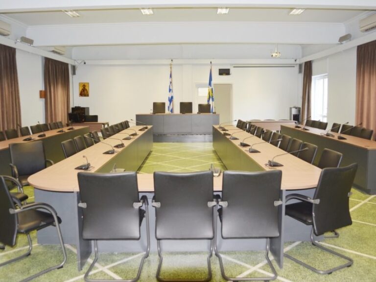 Αποδυναμώνονται τα δημοτικά συμβούλια – Νέες αρμοδιότητες περνούν στις οικονομικές επιτροπές