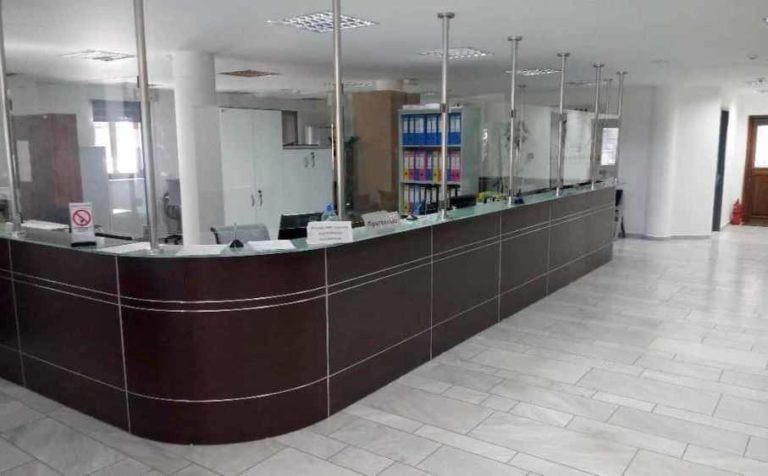 Προστατευτικά χωρίσματα στα γκισέ στο Δημαρχείο Μεγαλόπολης