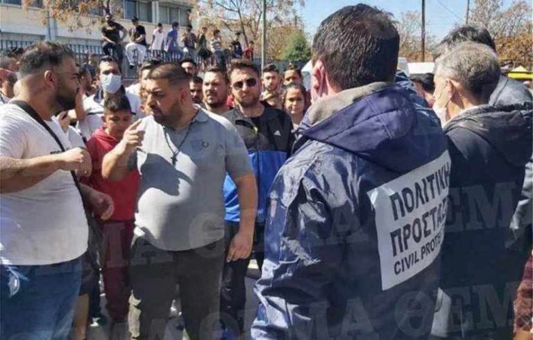 Τσιόδρας- Χαρδαλιάς χωρίς μέτρα προφύλαξης προσπαθούν να ηρεμήσουν τους ΡΟΜΑ στην Λάρισα