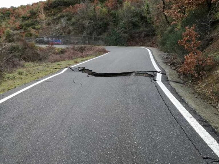 Διαμαρτυρία στη Φαλαισία για τη μη αποκατάσταση της καθίζησης του δρόμου