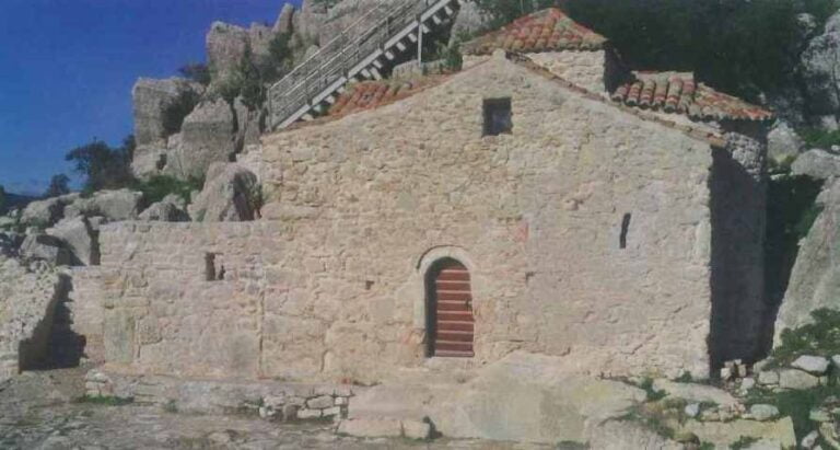 Εντοπισμός τρίτου κιονοκράνου ίδιου με της Παναγίας του Κολοκοτρώνη στο κάστρο Καρύταινας (photo)