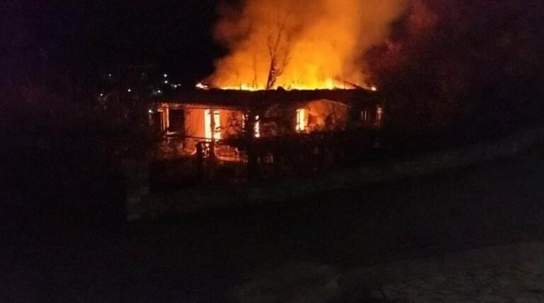 Κάηκε σπίτι στο Δυρράχι – Γλίτωσε από θαύμα ένας κάτοικος