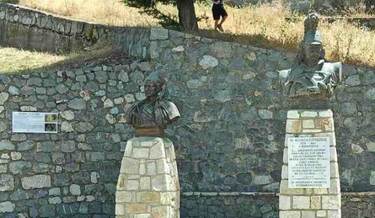 Ιστορικές πινακίδες στον Άκοβο