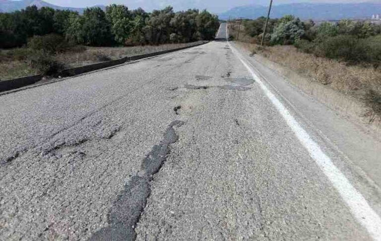 Καταγγελία στην αστυνομία για τις λακκούβες στον επαρχιακό δρόμο προς Ίσαρη-Βάστα