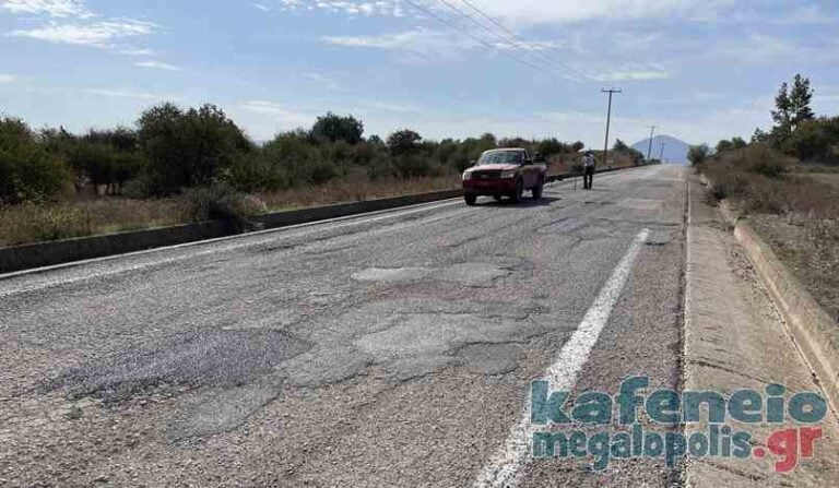 Συνεργεία του δήμου Μεγαλόπολης κλείνουν τις λακκούβες στον δρόμο προς Ίσαρη-Βάστα