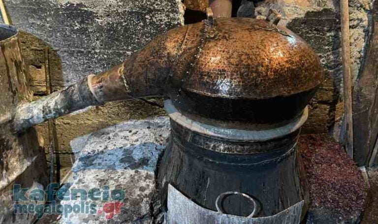 Η διαδικασία παραγωγής τσίπουρου στο χωριό Παύλια Τρικολώνων (video-photo)