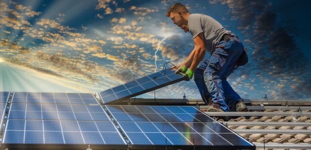 «Τα δίνει όλα» η Κομισιόν για  φωτοβολταϊκά στις στέγες – Προγράμματα στήριξης των κρατών-μελών για  ταχεία απόσβεση των σχετικών επενδύσεων