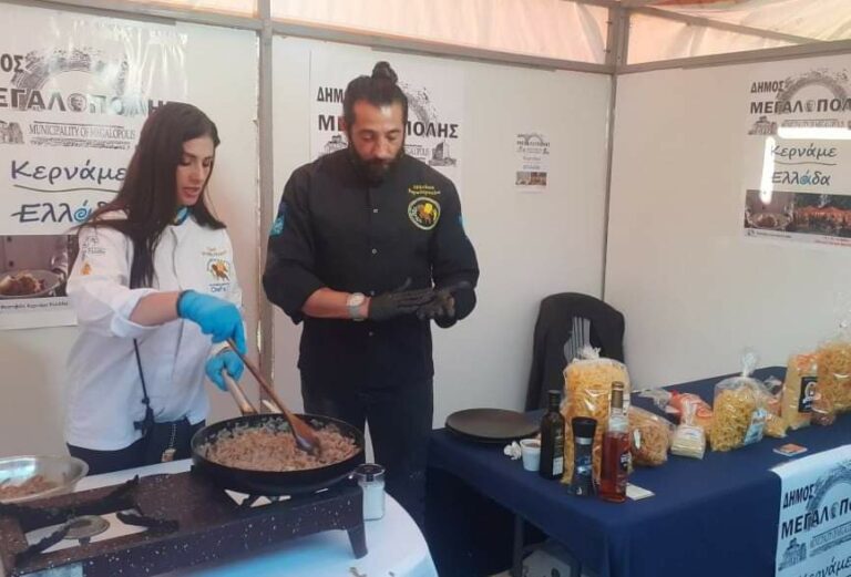 Οι Σεφ του Φεστιβάλ “Κερνάμε Ελλάδα” μαγείρεψαν στο περίπτερο του Δήμου Μεγαλόπολης