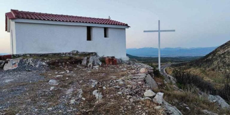 Χράνοι: Τοποθετήθηκε μεγάλος σταυρός στο εξωκλήσι του Προφήτη Ηλία