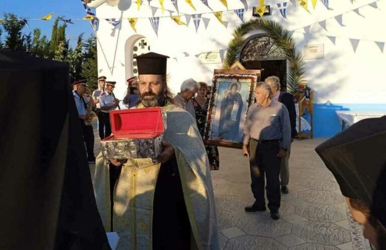 Η λιτάνευση της εικόνας και των Ιερών Λειψάνων του Αγίου Γερασίμου στο Λεοντάρι (photo)