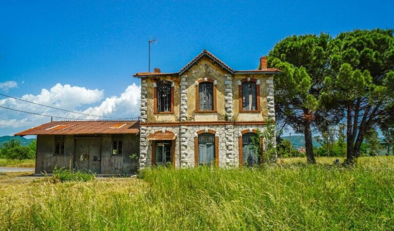 Εδώ και αρκετά χρόνια δεν έχει γίνει τίποτα για την ανάπλαση του σταθμού του  τρένου στη Μεγαλόπολη και καταφέραμε να χρωστάμε και 278.000 ευρώ σε ενοίκια!!