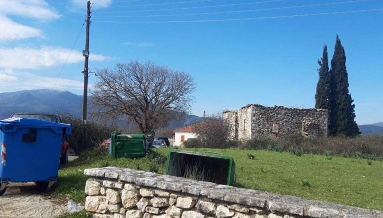 Φωτογραφία αναγνώστη: Πεταμένοι κάδοι απορριμμάτων στο Κατσίμπαλι