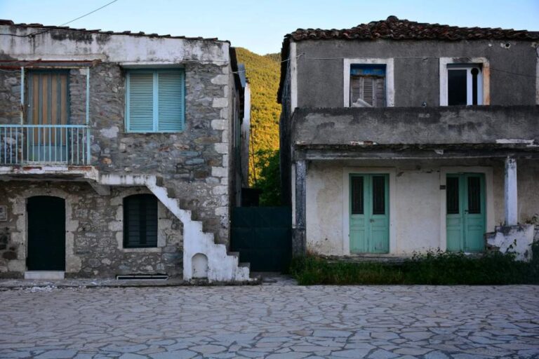 «Στο Δυρράχι, εκεί που βγαίνουν οι Μπαρμπούτες τις Απόκριες, αναπνέεις οξυγόνο και χορταίνεις ύπνο»