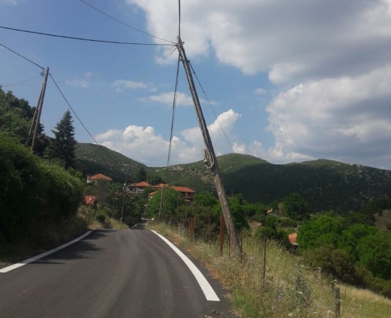 Επικίνδυνη κολώνα στις Άνω Καρυές