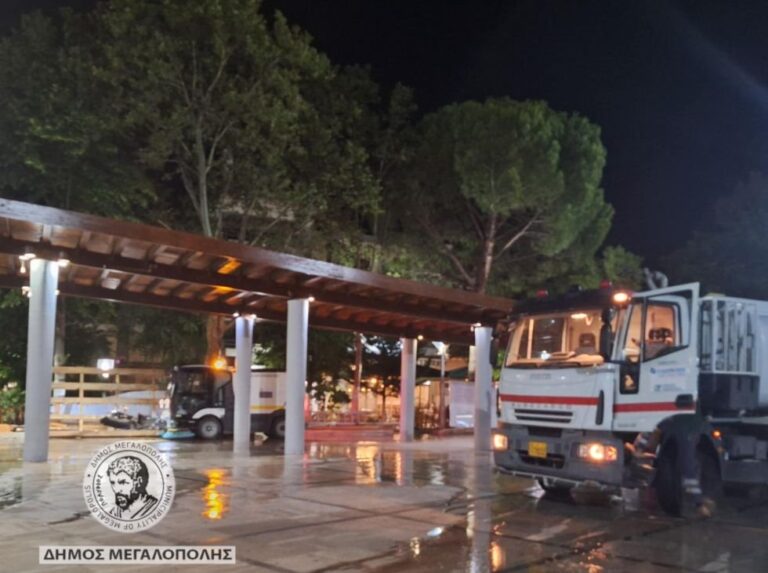 Πλύσιμο των κάδων απορριμμάτων και της κεντρικής πλατείας Μεγαλόπολης