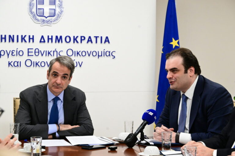 Επιδοματική πολιτική ή σταθερή πολιτική μόνιμων αυξήσεων;