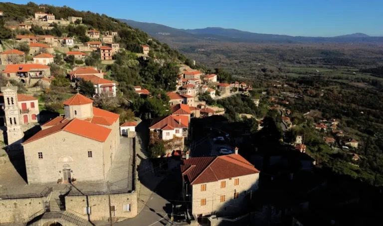 “Επί Τόπου” στην Καρύταινα: Το parapolitika.gr σε ένα σημείο όπου η ιστορία και η φύση δεν ανταγωνίζονται, αλλά συνυπάρχουν (Βίντεο)