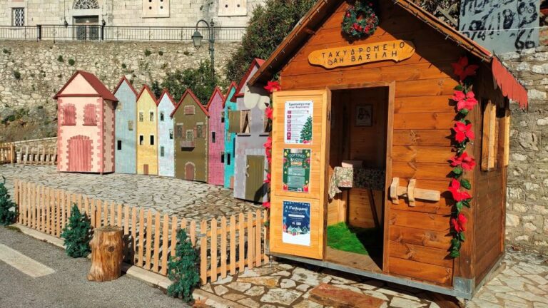 Το ταχυδρομείο του Αη Βασίλη στην Καρύταινα ενθουσίασε και φέτος ντόπιους κι επισκέπτες