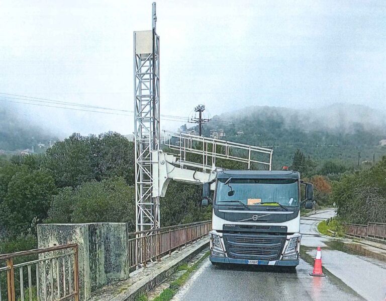 Ειδικός γερανός για την μελέτη των παθογενειών στην “Νέα Γέφυρα” του Αλφειού στην Καρύταινα