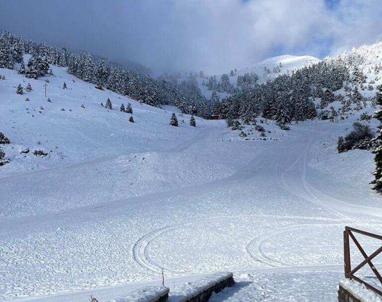 Φρέσκο χιόνι στο Μαίναλο – Ανοιχτές οι πίστες στο Χιονοδρομικό Κέντρο Μαινάλου