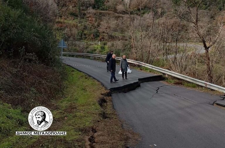 Αυτοψία Μιχόπουλου στο σημείο που έχει γίνει κατολίσθηση στον δρόμο για Ίσαρη-Βάστα