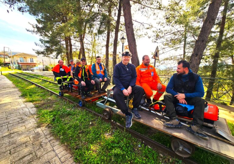 Ξένοι ήρθαν στην Αρκαδία για να καθαρίσουν τις ξεχασμένες σιδηροδρομικές γραμμές που εμείς αφήσαμε στη μοίρα τους…