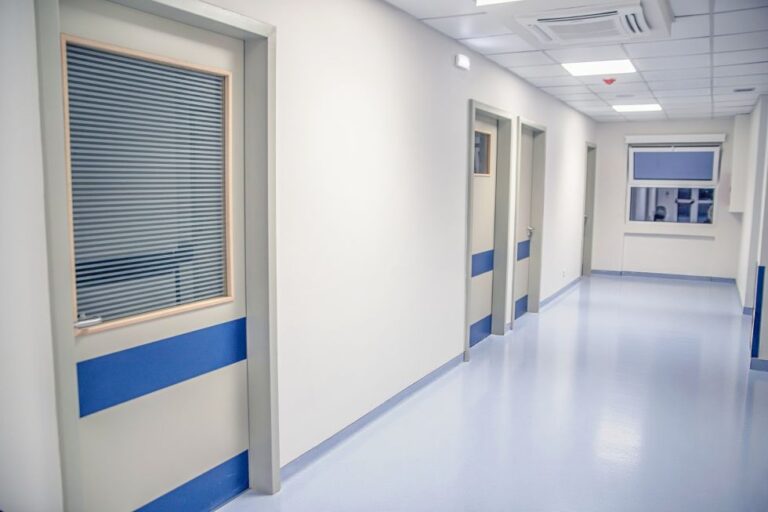 Παραδόθηκαν τα πρώτα ανακαινισμένα και αναβαθμισμένα τμήματα των Κέντρων Υγείας Ναυπάκτου, Ακράτας και Μεγαλόπολης